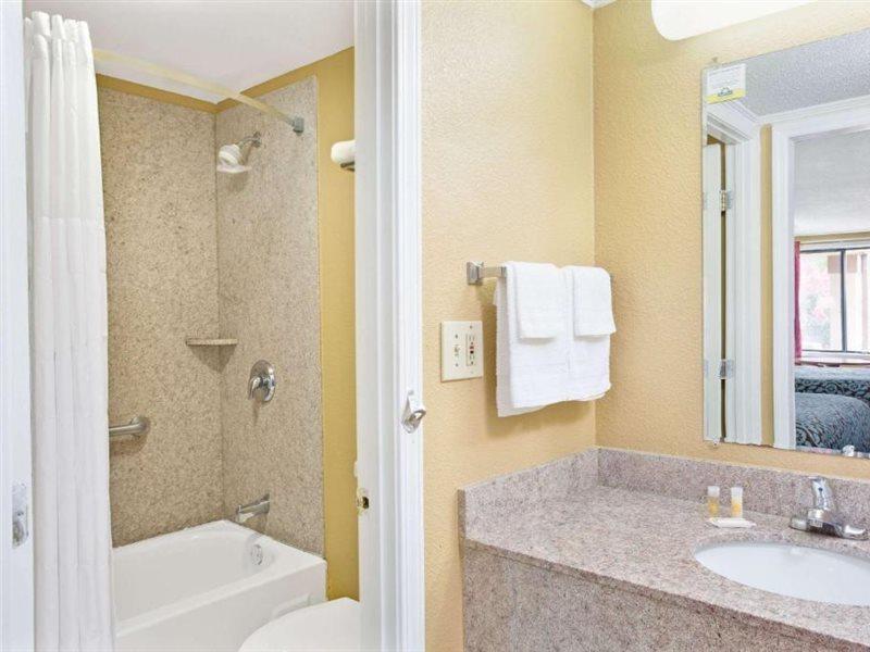Days Inn By Wyndham Lawrenceville Buitenkant foto